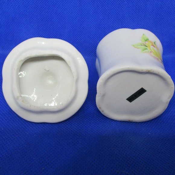 Vtg TRINKET Box PILLBOX RING Holder Porcelain White Porcelain Yellow Roses Stem - Picture 9 of 10